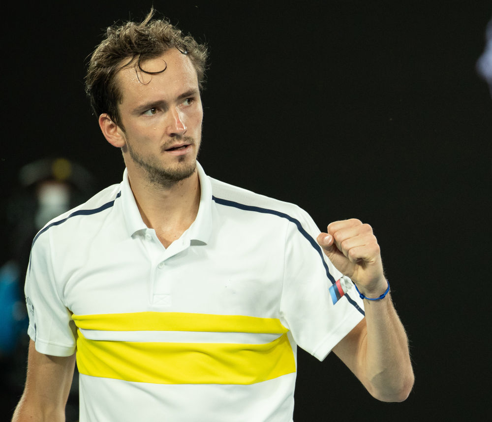 梅德韦杰夫赛点兑现，菲尼克斯太阳淘汰山东泰山晋级四强，主帅激动落泪(梅德韦杰夫为什么突然辞职)